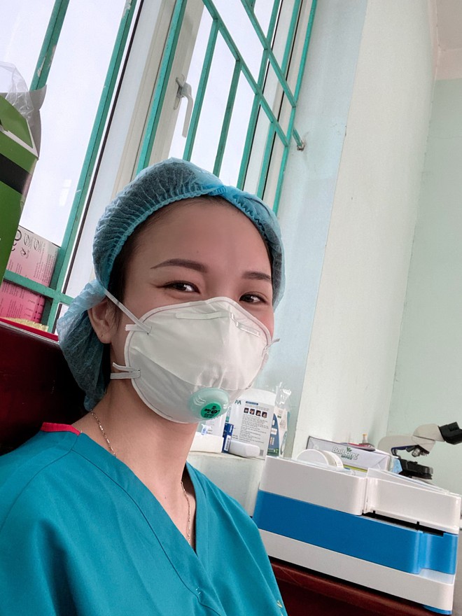 Tâm sự của nữ bác sĩ có con khóc đòi bế khi thấy mẹ trên ti vi: Dù hứa với con ngoan, mấy hôm nữa mẹ về, nhưng đó là nói dối - Ảnh 2. Tâm sự của nữ bác sĩ có con khóc đòi bế khi thấy mẹ trên ti vi: Dù hứa với con ngoan, mấy hôm nữa mẹ về, nhưng đó là nói dối - Ảnh 2.