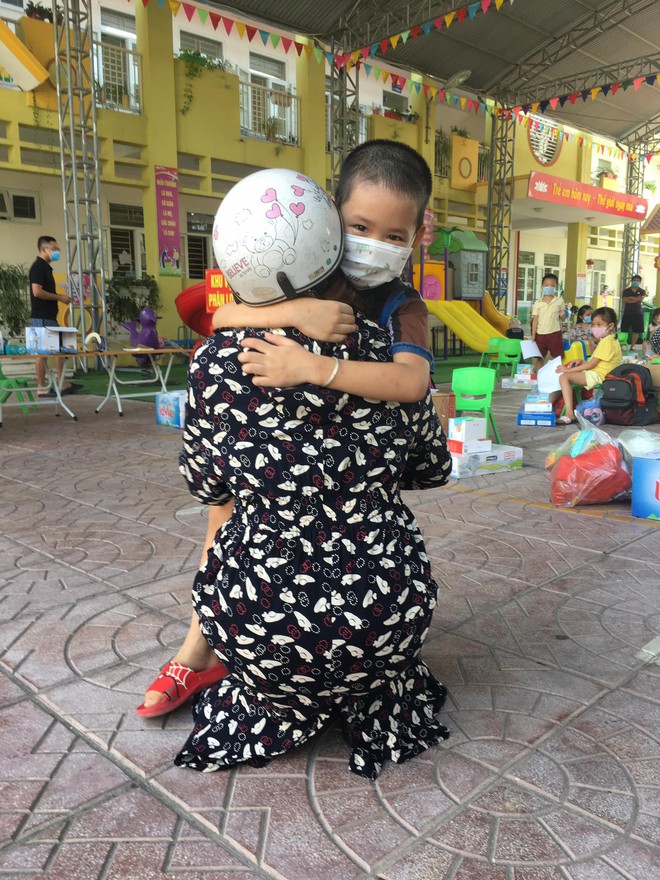 Cô giáo mầm non ở Bắc Giang tình nguyện đi cách ly cùng học sinh: Nửa đêm tỉnh giấc, các con ôm cô sụt sùi "Cô ơi, mẹ của con đâu?" - Ảnh 8.