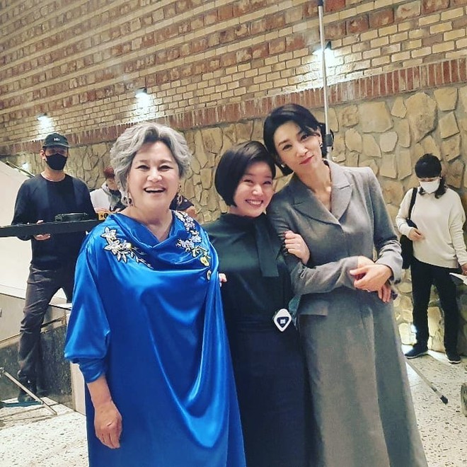 Loạt h&igrave;nh ảnh kh&ocirc;ng l&ecirc;n s&oacute;ng ở Mine: Lee Bo Young t&igrave;nh th&acirc;n mến thương với mẹ chồng, hội gi&uacute;p việc chiếm s&oacute;ng mọi nơi  - Ảnh 2.