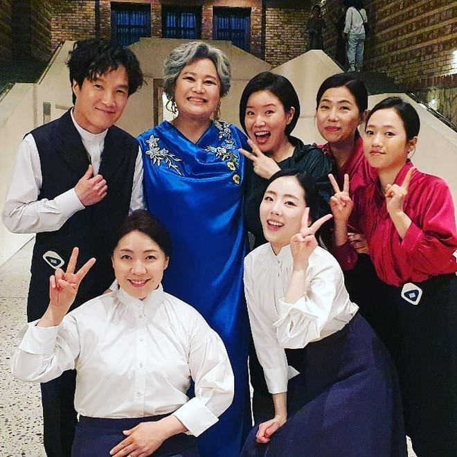 Loạt h&igrave;nh ảnh kh&ocirc;ng l&ecirc;n s&oacute;ng ở Mine: Lee Bo Young t&igrave;nh th&acirc;n mến thương với mẹ chồng, hội gi&uacute;p việc chiếm s&oacute;ng mọi nơi  - Ảnh 4.