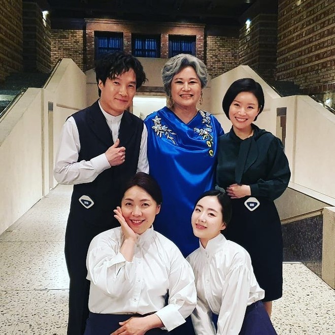 Loạt h&igrave;nh ảnh kh&ocirc;ng l&ecirc;n s&oacute;ng ở Mine: Lee Bo Young t&igrave;nh th&acirc;n mến thương với mẹ chồng, hội gi&uacute;p việc chiếm s&oacute;ng mọi nơi  - Ảnh 5.