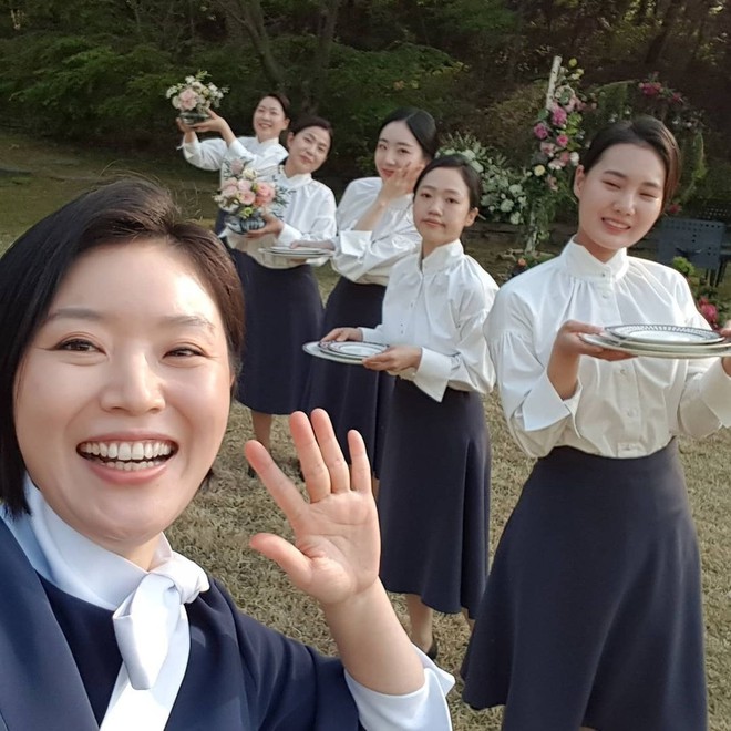 Loạt h&igrave;nh ảnh kh&ocirc;ng l&ecirc;n s&oacute;ng ở Mine: Lee Bo Young t&igrave;nh th&acirc;n mến thương với mẹ chồng, hội gi&uacute;p việc chiếm s&oacute;ng mọi nơi  - Ảnh 8.