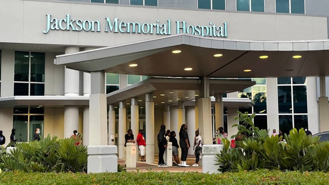 Xả súng khiến ít nhất 20 người thương vong tại một câu lạc bộ ở Florida, Mỹ - Ảnh 1.
