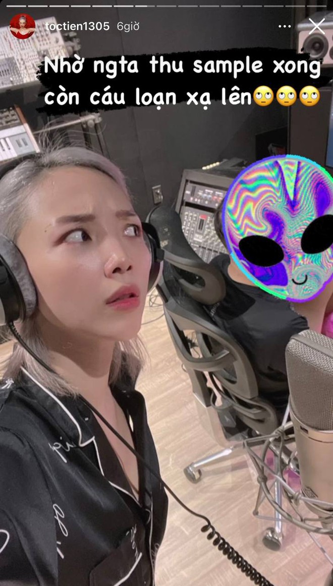T&oacute;c Ti&ecirc;n khoe studio tại gia chấp h&agrave;nh gi&atilde;n c&aacute;ch x&atilde; hội nhưng l&agrave;m g&igrave; m&agrave; bị Touliver c&aacute;u thế n&agrave;y? - Ảnh 1.