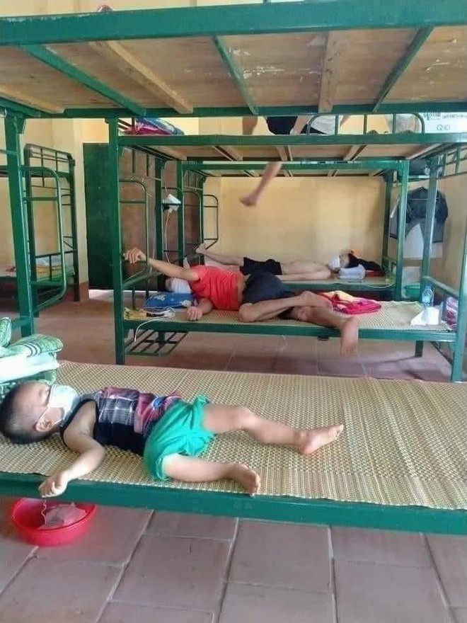 Em bé 3 tuổi ở Bắc Giang được rời khu cách ly tập trung về nhà - Ảnh 2. Em bé 3 tuổi ở Bắc Giang được rời khu cách ly tập trung về nhà - Ảnh 2.