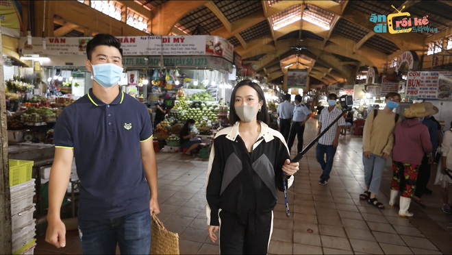 Cầu thủ Duy Mạnh, Hoa hậu Đỗ Thị H&agrave; thi nhau trả gi&aacute; giữa chợ Bến Th&agrave;nh - Ảnh 4.