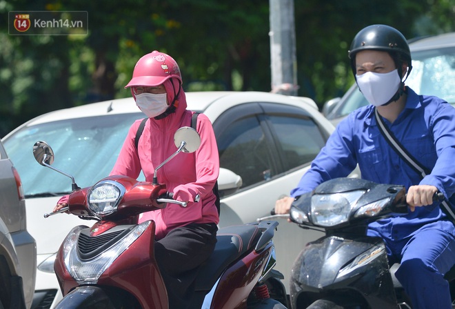 Nắng nóng đỉnh điểm từ đầu hè lên đến 40 độ C tại Hà Nội: Nhựa đường tan chảy, người dân dùng nước tưới đường giữa trưa - Ảnh 6.