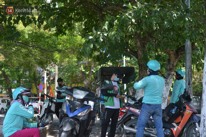 Nắng nóng đỉnh điểm từ đầu hè lên đến 40 độ C tại Hà Nội: Nhựa đường tan chảy, người dân dùng nước tưới đường giữa trưa - Ảnh 9.