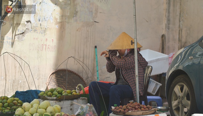 Nắng nóng đỉnh điểm từ đầu hè lên đến 40 độ C tại Hà Nội: Nhựa đường tan chảy, người dân dùng nước tưới đường giữa trưa - Ảnh 8.