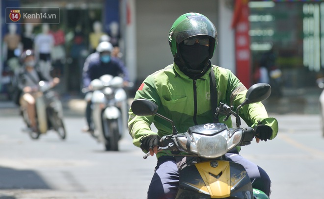 Nắng nóng đỉnh điểm từ đầu hè lên đến 40 độ C tại Hà Nội: Nhựa đường tan chảy, người dân dùng nước tưới đường giữa trưa - Ảnh 6.