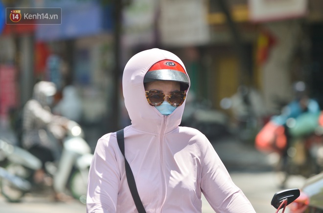 Nắng nóng đỉnh điểm từ đầu hè lên đến 40 độ C tại Hà Nội: Nhựa đường tan chảy, người dân dùng nước tưới đường giữa trưa - Ảnh 6.