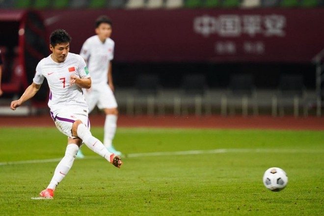 Tuyển Trung Quốc &ldquo;bắt nạt&rdquo; đội học sinh, sinh vi&ecirc;n 7 b&agrave;n kh&ocirc;ng gỡ tại v&ograve;ng loại World Cup 2022 - Ảnh 1.