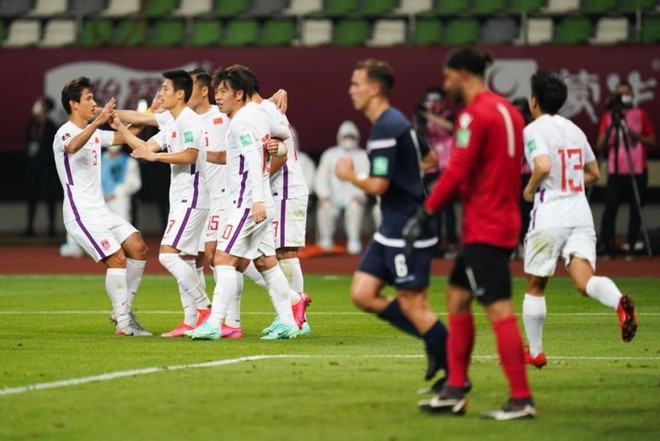 Tuyển Trung Quốc &ldquo;bắt nạt&rdquo; đội học sinh, sinh vi&ecirc;n 7 b&agrave;n kh&ocirc;ng gỡ tại v&ograve;ng loại World Cup 2022 - Ảnh 2.