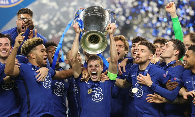 Lên đỉnh châu Âu, hậu vệ Chelsea ăn mừng mất vệ sinh - Ảnh 2.