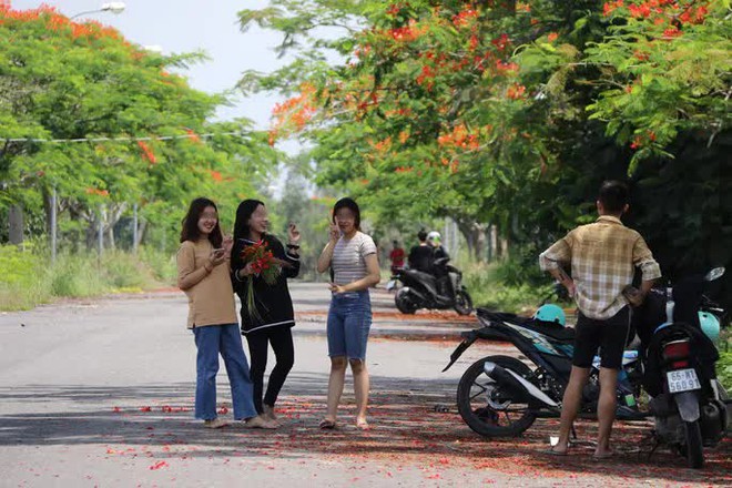 Đồng Nai: Bất chấp lệnh cấm, tụ tập chụp ảnh, kh&ocirc;ng đeo khẩu trang - Ảnh 1.