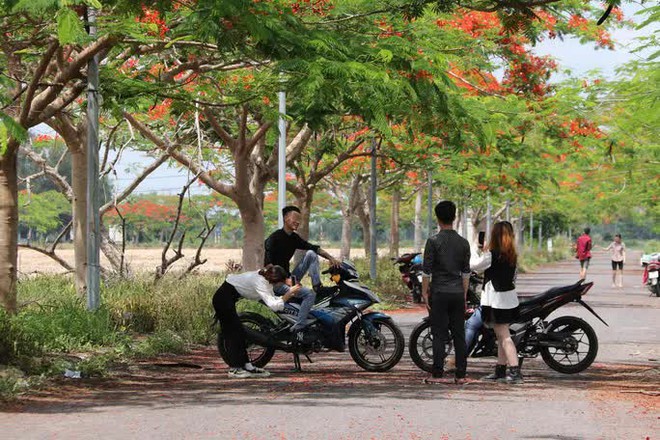 Đồng Nai: Bất chấp lệnh cấm, tụ tập chụp ảnh, kh&ocirc;ng đeo khẩu trang - Ảnh 2.