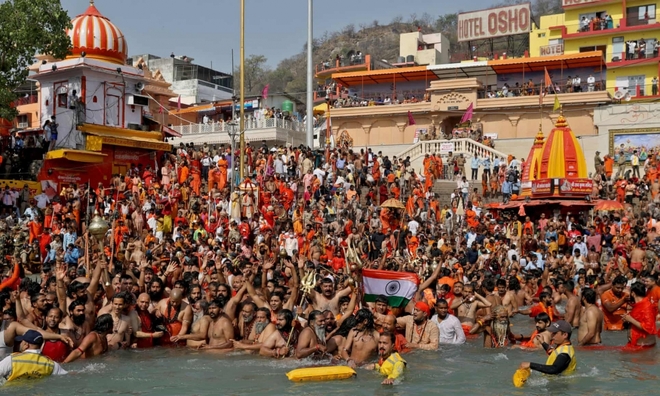 Lễ hội Kumbh Mela - sự kiện siêu lây lan Covid-19 nhấn chìm Ấn Độ trong khủng hoảng - Ảnh 1.