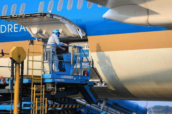Vietnam Airlines thực hiện an toàn chuyến bay chở trang thiết bị y tế hỗ trợ Lào - Ảnh 3. Vietnam Airlines thực hiện an toàn chuyến bay chở trang thiết bị y tế hỗ trợ Lào - Ảnh 3.