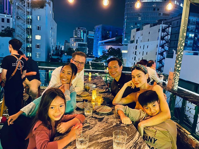 Màn tụ họp gây sốt của 2 nhóc tỳ hot nhà Đoan Trang và Hà Hồ, Subeo thành tâm điểm vì biểu cảm cực lầy - Ảnh 4.