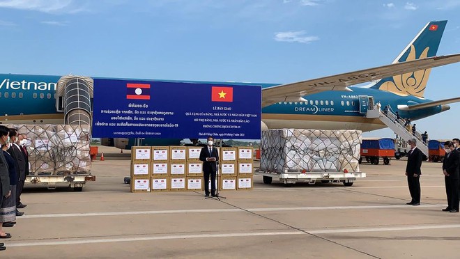 Vietnam Airlines thực hiện an toàn chuyến bay chở trang thiết bị y tế hỗ trợ Lào - Ảnh 1. Vietnam Airlines thực hiện an toàn chuyến bay chở trang thiết bị y tế hỗ trợ Lào - Ảnh 1.