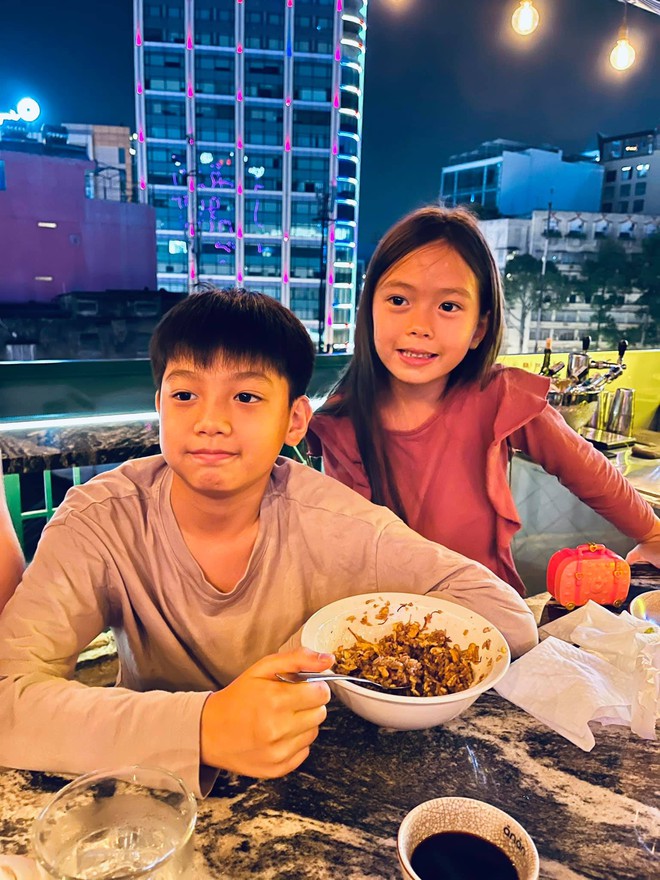 Màn tụ họp gây sốt của 2 nhóc tỳ hot nhà Đoan Trang và Hà Hồ, Subeo thành tâm điểm vì biểu cảm cực lầy - Ảnh 2.