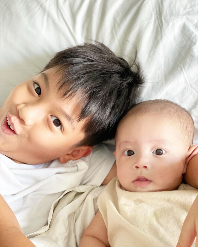 Màn tụ họp gây sốt của 2 nhóc tỳ hot nhà Đoan Trang và Hà Hồ, Subeo thành tâm điểm vì biểu cảm cực lầy - Ảnh 7.