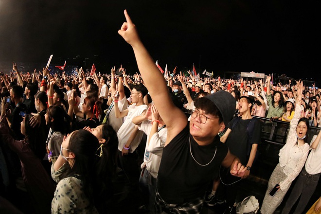 H&agrave;ng ngh&igrave;n người kh&ocirc;ng đeo khẩu trang tham dự nhạc hội ở Vũ H&aacute;n - Ảnh 7.