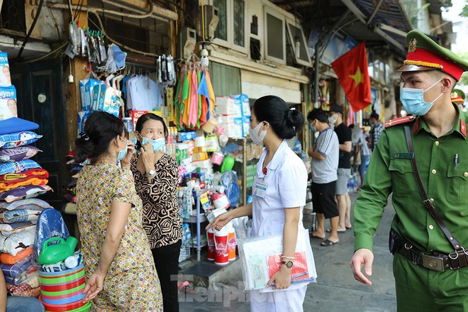 Phạt 2 triệu đồng chủ quán không đeo khẩu trang khi bán hàng - Ảnh 9.