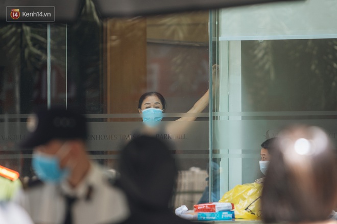 Ảnh: Cận cảnh phong tỏa, phun khử khuẩn, tiếp tế đồ ăn tại tòa chung cư ở Times City có chuyên gia Ấn Độ dương tính với SARS-CoV-2 - Ảnh 6. Ảnh: Cận cảnh phong tỏa, phun khử khuẩn, tiếp tế đồ ăn tại tòa chung cư ở Times City có chuyên gia Ấn Độ dương tính với SARS-CoV-2 - Ảnh 6.