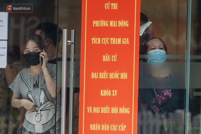 Ảnh: Cận cảnh phong tỏa, phun khử khuẩn, tiếp tế đồ ăn tại tòa chung cư ở Times City có chuyên gia Ấn Độ dương tính với SARS-CoV-2 - Ảnh 6. Ảnh: Cận cảnh phong tỏa, phun khử khuẩn, tiếp tế đồ ăn tại tòa chung cư ở Times City có chuyên gia Ấn Độ dương tính với SARS-CoV-2 - Ảnh 6.