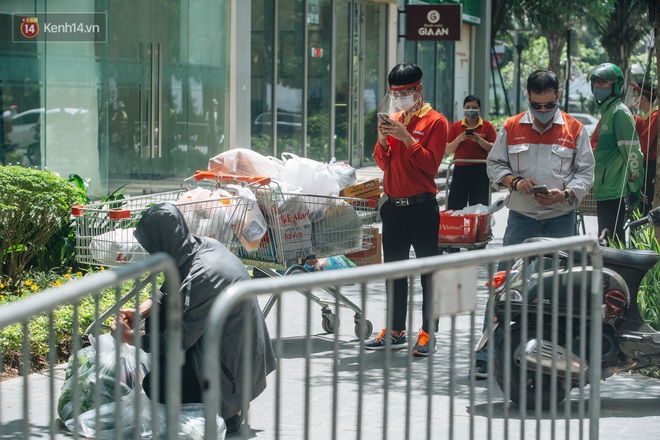 Ảnh: Cận cảnh phong tỏa, phun khử khuẩn, tiếp tế đồ ăn tại tòa chung cư ở Times City có chuyên gia Ấn Độ dương tính với SARS-CoV-2 - Ảnh 7. Ảnh: Cận cảnh phong tỏa, phun khử khuẩn, tiếp tế đồ ăn tại tòa chung cư ở Times City có chuyên gia Ấn Độ dương tính với SARS-CoV-2 - Ảnh 7.