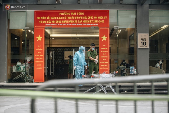 Ảnh: Cận cảnh phong tỏa, phun khử khuẩn, tiếp tế đồ ăn tại tòa chung cư ở Times City có chuyên gia Ấn Độ dương tính với SARS-CoV-2 - Ảnh 4. Ảnh: Cận cảnh phong tỏa, phun khử khuẩn, tiếp tế đồ ăn tại tòa chung cư ở Times City có chuyên gia Ấn Độ dương tính với SARS-CoV-2 - Ảnh 4.