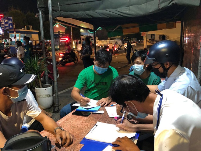 Nhiều người bị xử phạt v&igrave; kh&ocirc;ng đeo khẩu trang ở chợ đầu mối Thủ Đức - Ảnh 1.