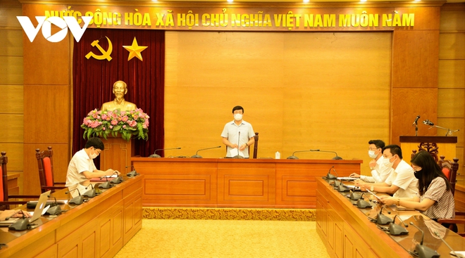 Vĩnh Ph&uacute;c đ&igrave;nh chỉ 4 c&aacute;n bộ để dịch Covid-19 l&acirc;y lan tr&ecirc;n địa b&agrave;n - Ảnh 1.