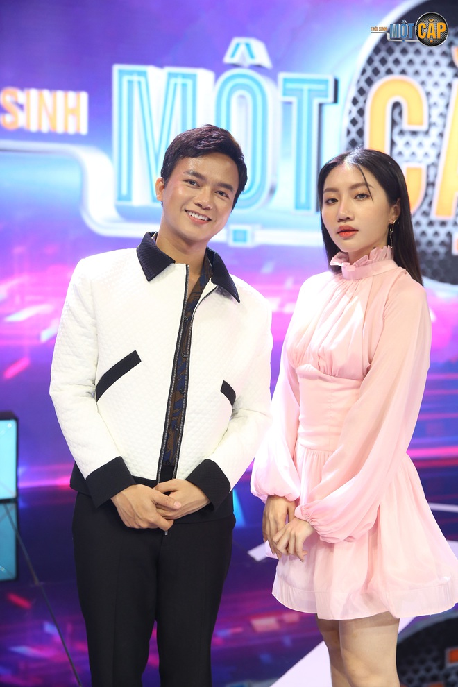 Chỉ c&ograve;n 1 th&iacute; sinh ở Trời Sinh Một Cặp, Uy&ecirc;n Linh kh&oacute; t&iacute;nh sửa từng c&acirc;u từng chữ cho học tr&ograve; - Ảnh 1.