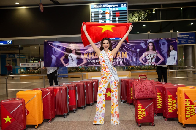 Khánh Vân chặt chém hội chị em Miss Universe bằng bộ đầm khoét xẻ tưng bừng, tụt cân thấy rõ nhưng vẫn quá rạng ngời - Ảnh 1.