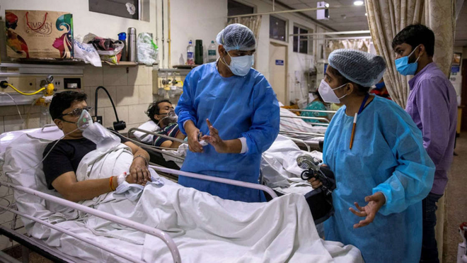 Ai được cứu, ai không?: Cuộc chiến sinh tử chống Covid-19 tại bệnh viện ở Ấn Độ - Ảnh 1.