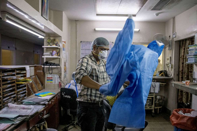 Ai được cứu, ai không?: Cuộc chiến sinh tử chống Covid-19 tại bệnh viện ở Ấn Độ - Ảnh 2.