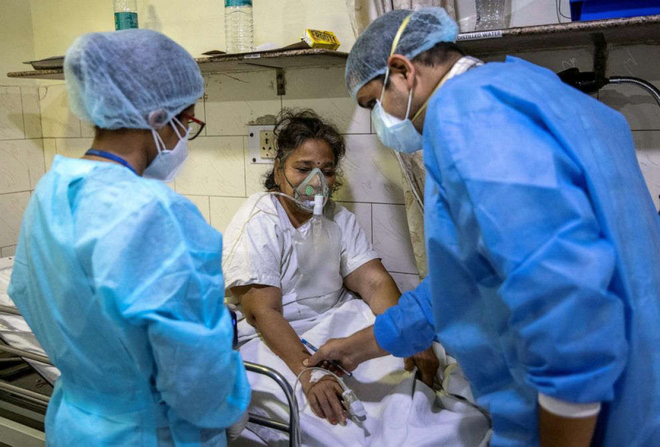 Ai được cứu, ai không?: Cuộc chiến sinh tử chống Covid-19 tại bệnh viện ở Ấn Độ - Ảnh 3.
