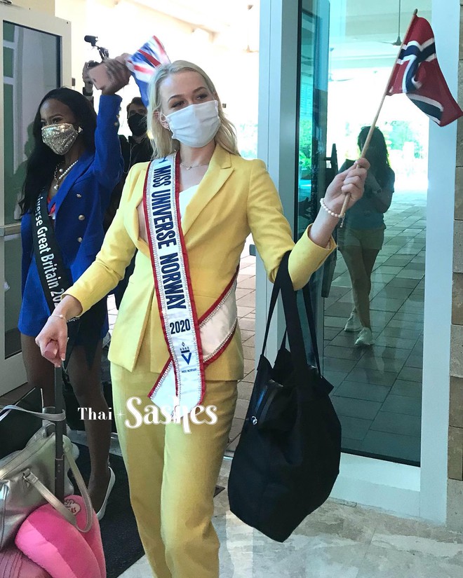 Netizen thất vọng vì chủ nhà Mỹ tại Miss Universe đi dép bệt lộ diện kém đầu tư, Khánh Vân cùng dàn đối thủ &quot;chào sân” cực căng! - Ảnh 8.