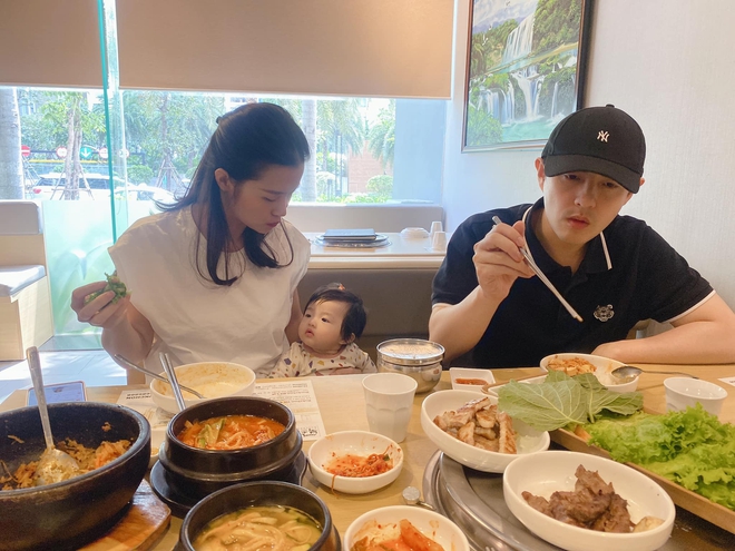 C&ograve;n đ&acirc;u c&aacute;i thời hẹn h&ograve; l&atilde;ng mạn chỉ đ&ocirc;i ta, vợ chồng Đ&ocirc;ng Nhi giờ ăn trưa cũng khổ sở v&igrave; thế lực nhỏ m&agrave; c&oacute; v&otilde; - Ảnh 3.