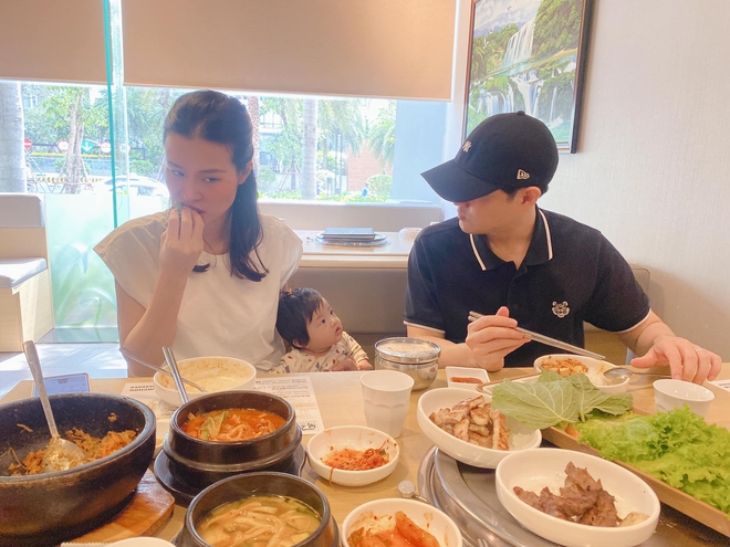 C&ograve;n đ&acirc;u c&aacute;i thời hẹn h&ograve; l&atilde;ng mạn chỉ đ&ocirc;i ta, vợ chồng Đ&ocirc;ng Nhi giờ ăn trưa cũng khổ sở v&igrave; thế lực nhỏ m&agrave; c&oacute; v&otilde; - Ảnh 2.
