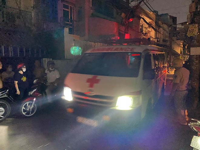 Cháy nhà ở Sài Gòn khiến ít nhất 7 người tử vong thương tâm: Khoảng 10 người mắc kẹt không thoát ra được - Ảnh 11. Cháy nhà ở Sài Gòn khiến ít nhất 7 người tử vong thương tâm: Khoảng 10 người mắc kẹt không thoát ra được - Ảnh 11.