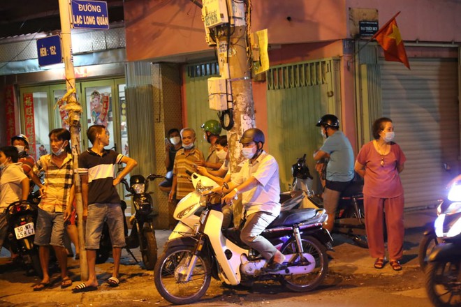 Cháy nhà ở Sài Gòn khiến ít nhất 7 người tử vong thương tâm: Khoảng 10 người mắc kẹt không thoát ra được - Ảnh 5. Cháy nhà ở Sài Gòn khiến ít nhất 7 người tử vong thương tâm: Khoảng 10 người mắc kẹt không thoát ra được - Ảnh 5.