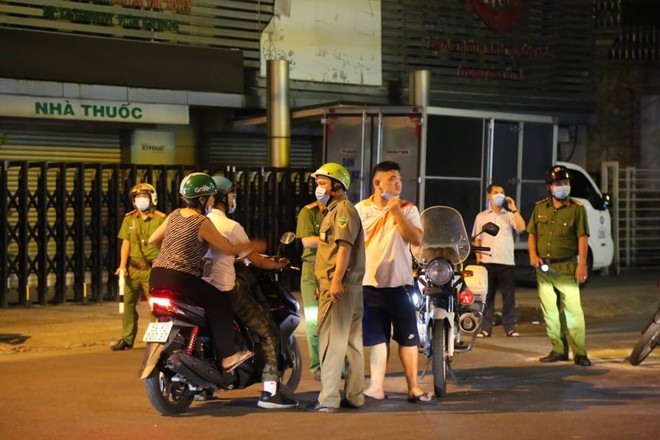 Cháy nhà ở Sài Gòn khiến ít nhất 7 người tử vong thương tâm: Khoảng 10 người mắc kẹt không thoát ra được - Ảnh 5. Cháy nhà ở Sài Gòn khiến ít nhất 7 người tử vong thương tâm: Khoảng 10 người mắc kẹt không thoát ra được - Ảnh 5.
