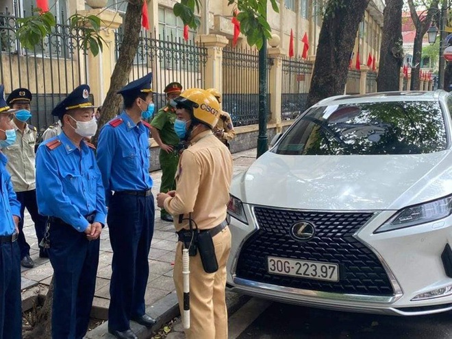 T&agrave;i xế Lexus để giấy ra v&agrave;o trụ sở Bộ C&ocirc;ng an đỗ sai quy định, th&aacute;ch thức c&ocirc;ng an l&agrave; ai? - Ảnh 3.
