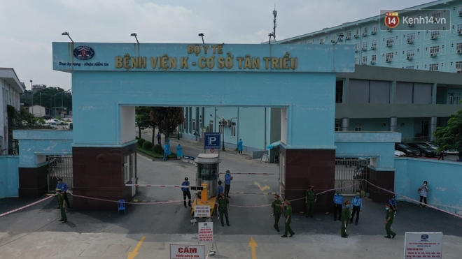 Ảnh: Lực lượng quân đội đã có mặt chuẩn bị phun tiêu độc khử khuẩn sau khi ghi nhận 10 ca dương tính SARS-CoV-2 tại Bệnh viện K Tân Triều - Ảnh 2.