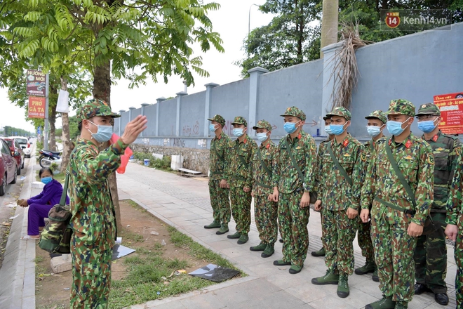 Ảnh: Lực lượng quân đội đã có mặt chuẩn bị phun tiêu độc khử khuẩn sau khi ghi nhận 10 ca dương tính SARS-CoV-2 tại Bệnh viện K Tân Triều - Ảnh 3.