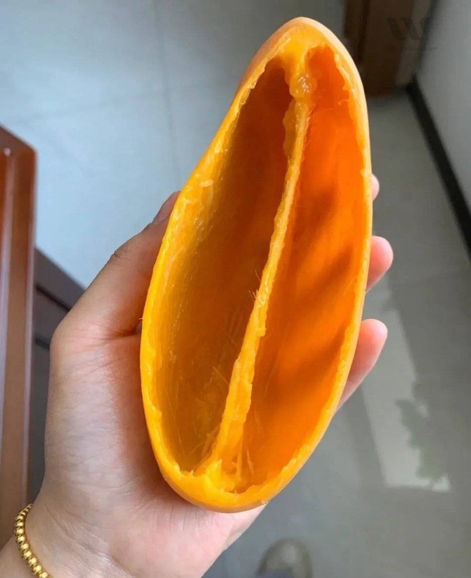Kiểu ăn xoài dành cho các cặp đôi đang cãi nhau khiến dân mạng nể phục: Sao có thể làm ra kết cục thế này? - Ảnh 1. Kiểu ăn xoài dành cho các cặp đôi đang cãi nhau khiến dân mạng nể phục: Sao có thể làm ra kết cục thế này? - Ảnh 1.