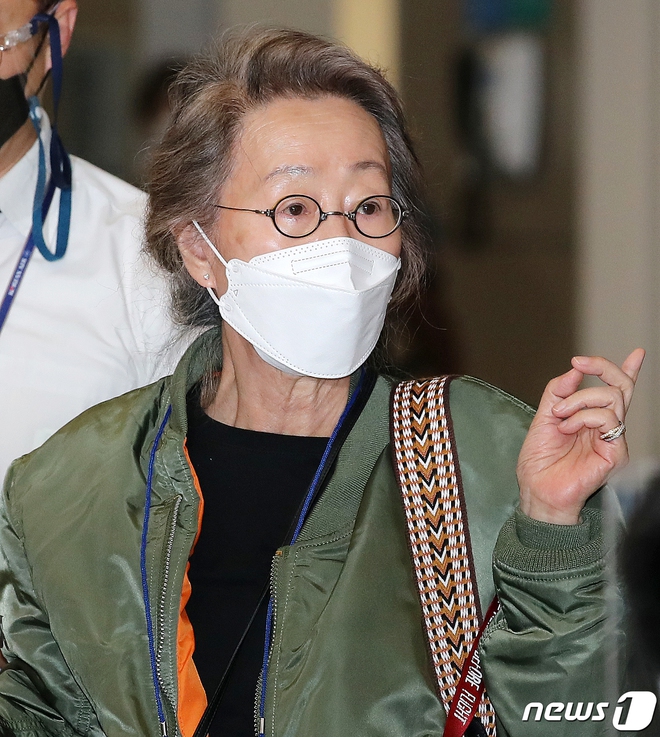 Sao nữ 74 tuổi đã có mặt ở sân bay Hàn Quốc sau chiến thắng lịch sử tại Oscar, phong cách ăn mặc khiến Knet ngỡ ngàng - Ảnh 3.